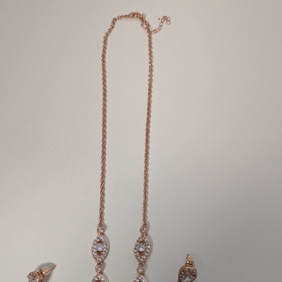 Elegant Gold and Silver Jewelry Set - Picture 2 of 4